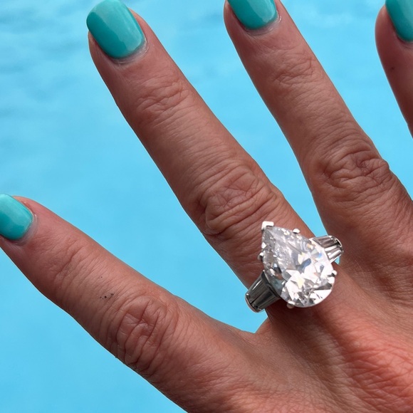 EUC🎉 Stunning Pear 🍐 shaped Simulated Diamond Engagement/Cocktail ring - Picture 4 of 7